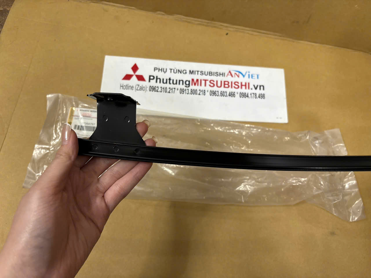 Thanh sắt chia kính sau xe Mitsubishi Xpander