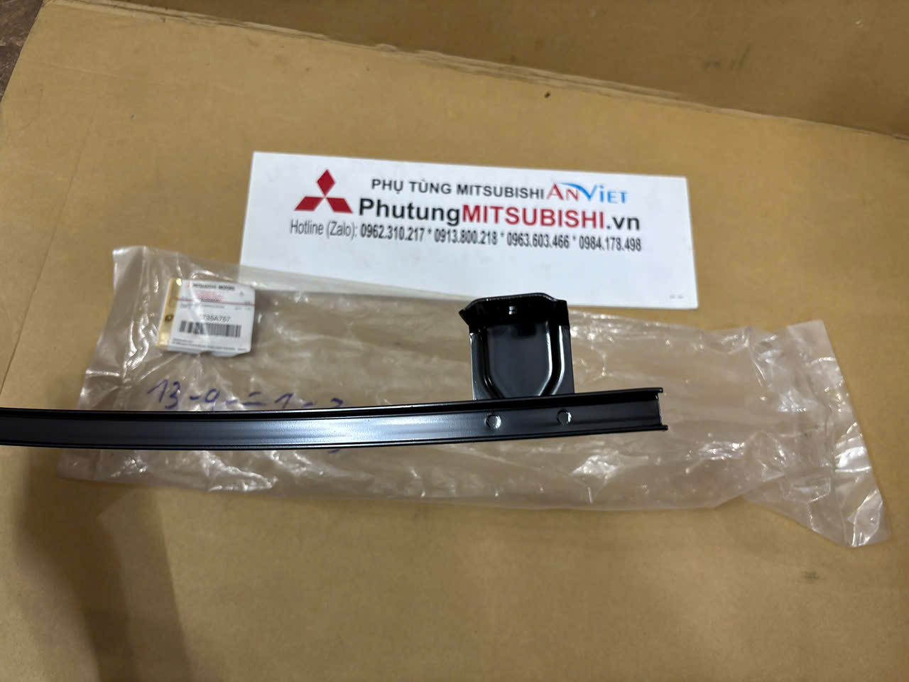 Thanh sắt chia kính sau xe Mitsubishi Xpander