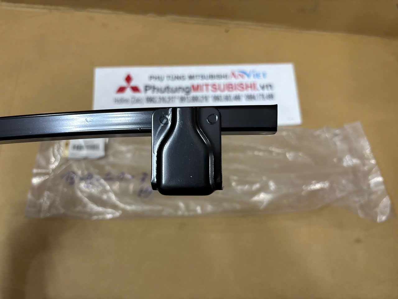 Thanh sắt chia kính sau xe Mitsubishi Xpander