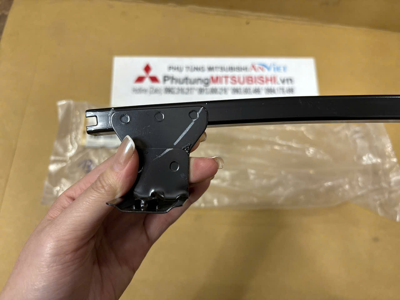 Thanh sắt chia kính sau xe Mitsubishi Xpander