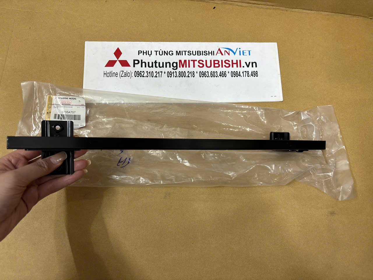 Thanh sắt chia kính sau xe Mitsubishi Xpander