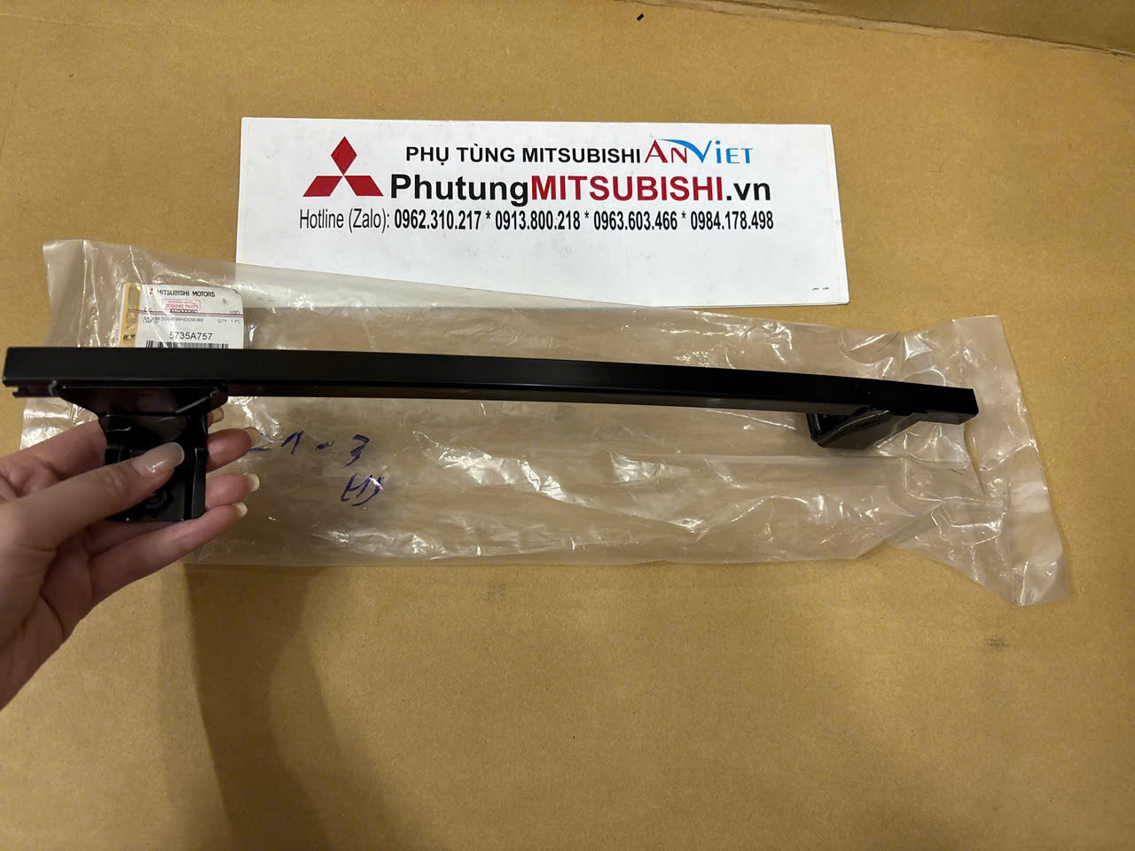 Thanh sắt chia kính sau xe Mitsubishi Xpander