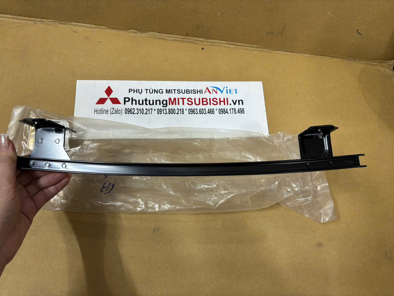 Thanh sắt chia kính sau xe Mitsubishi Xpander