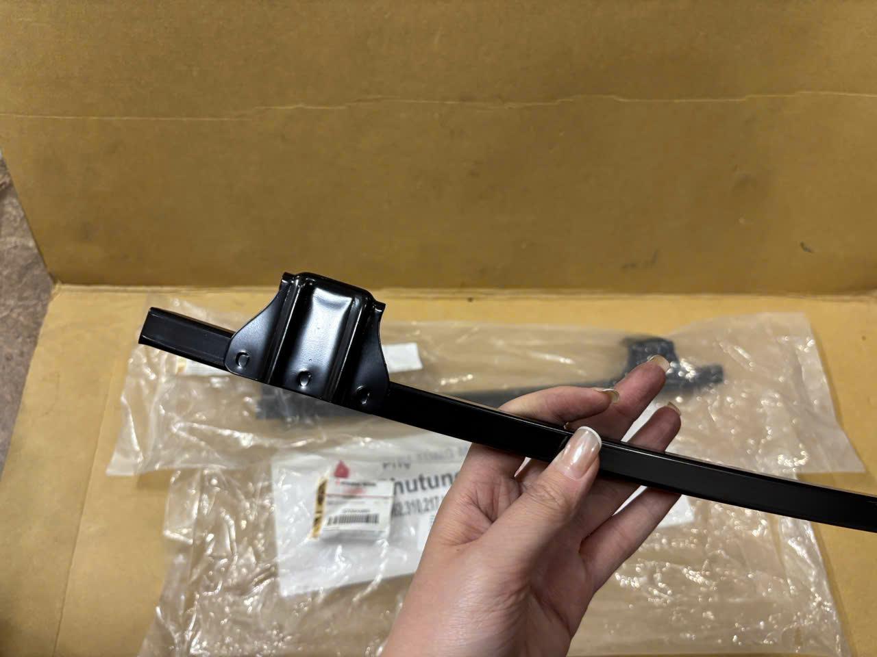 Xương dẫn hướng nâng hạ kính cánh cửa xe Mitsubishi Xpander