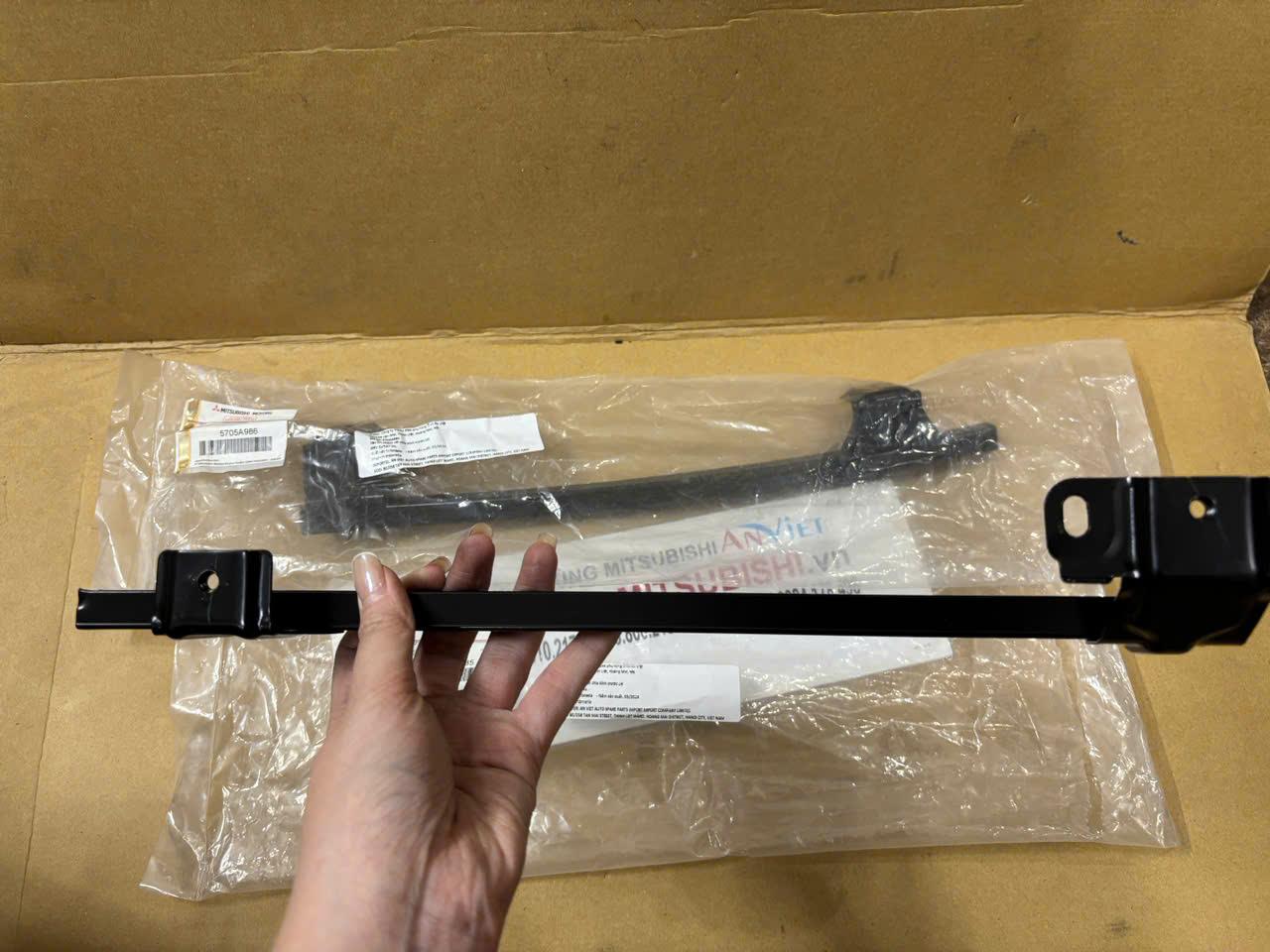 Xương dẫn hướng nâng hạ kính cánh cửa xe Mitsubishi Xpander