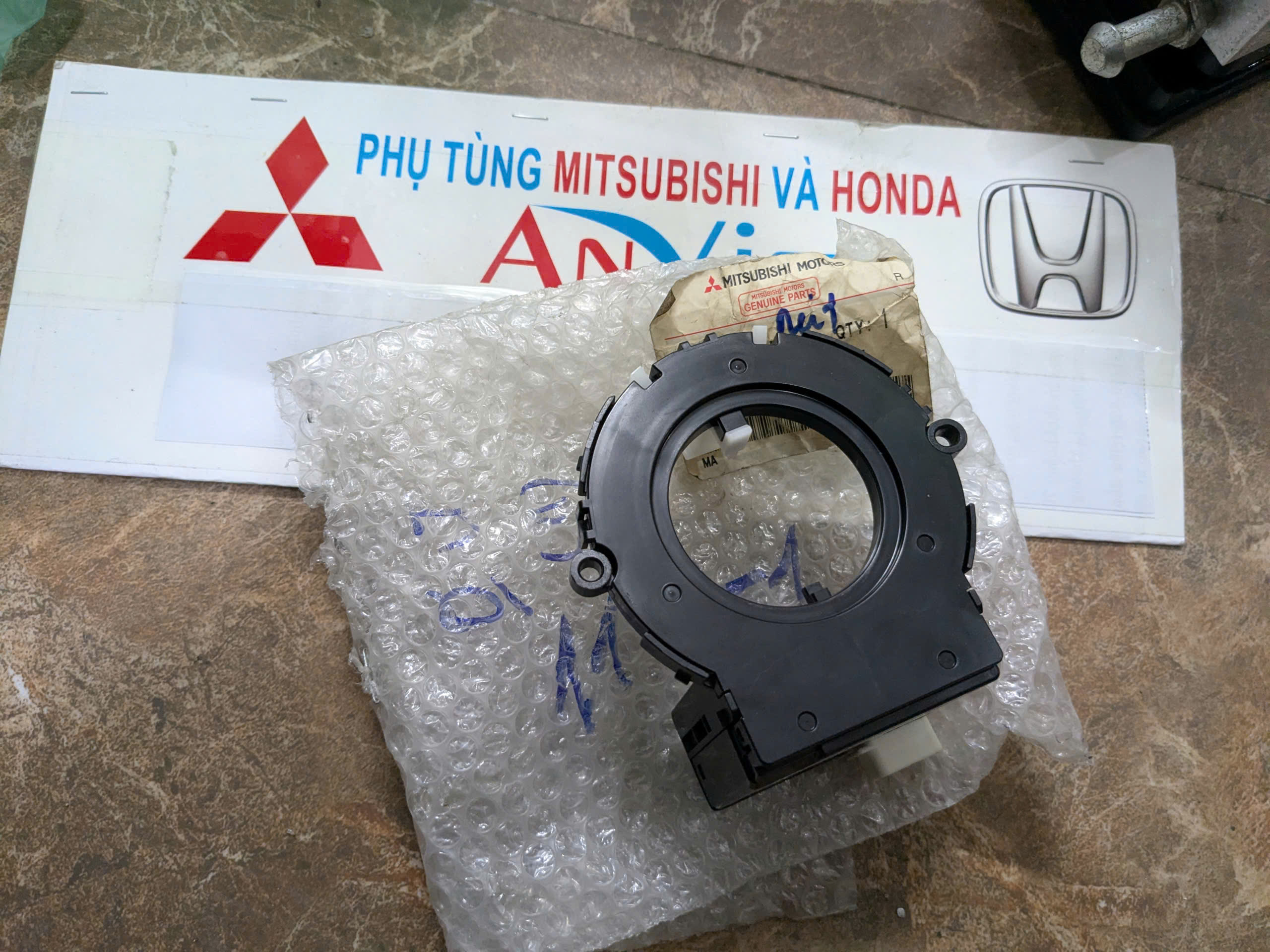 Cảm biến góc lái Mitsubishi Outlander  Xpander  Attrage , 2 mặt màu đen lõi đen dưới cáp còi, 5 GIẮC 8651A174 8651A115  chính hãng