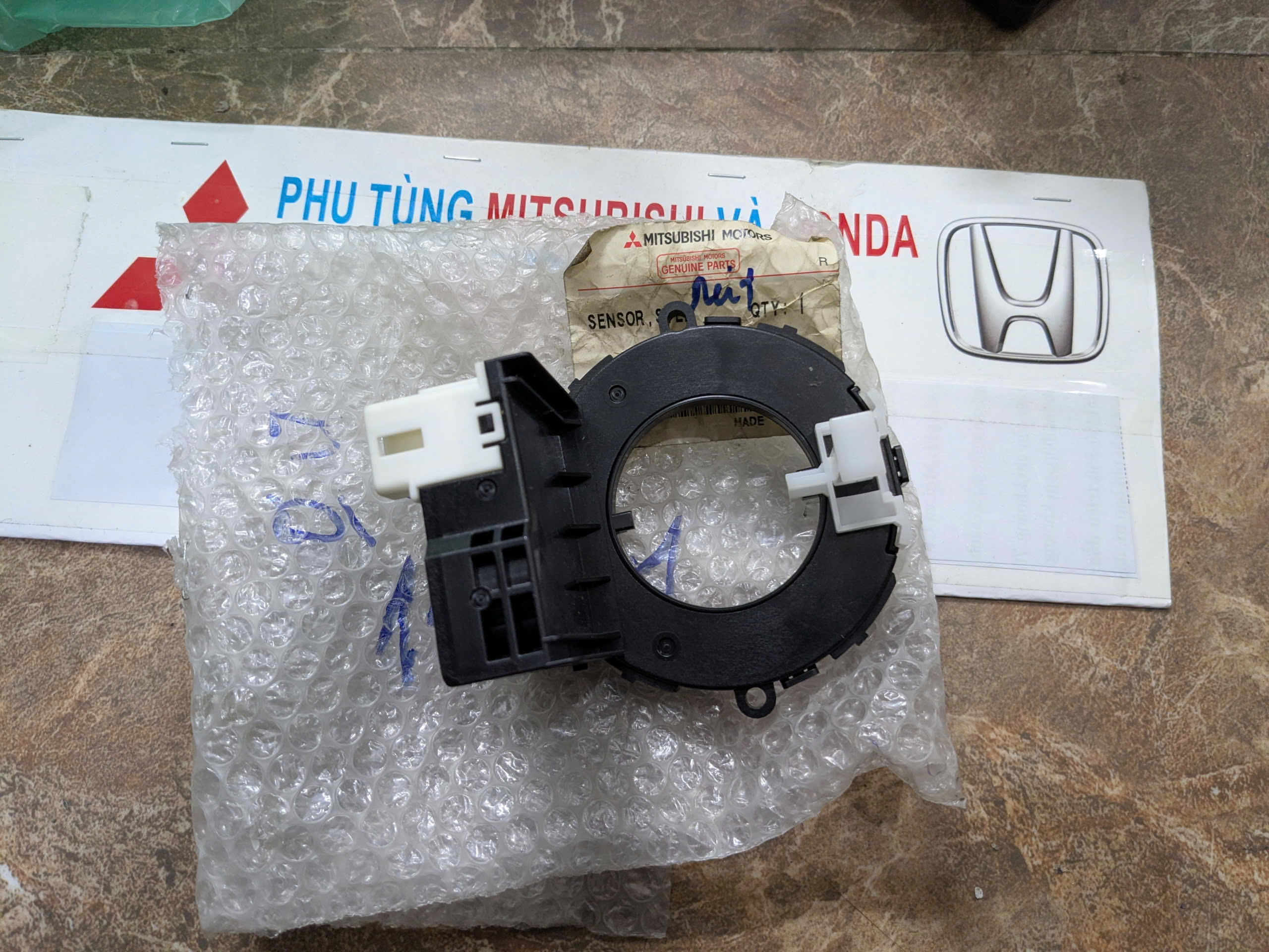 Cảm biến góc lái Mitsubishi Outlander  Xpander  Attrage , 2 mặt màu đen lõi đen dưới cáp còi, 5 GIẮC 8651A174 8651A115  chính hãng