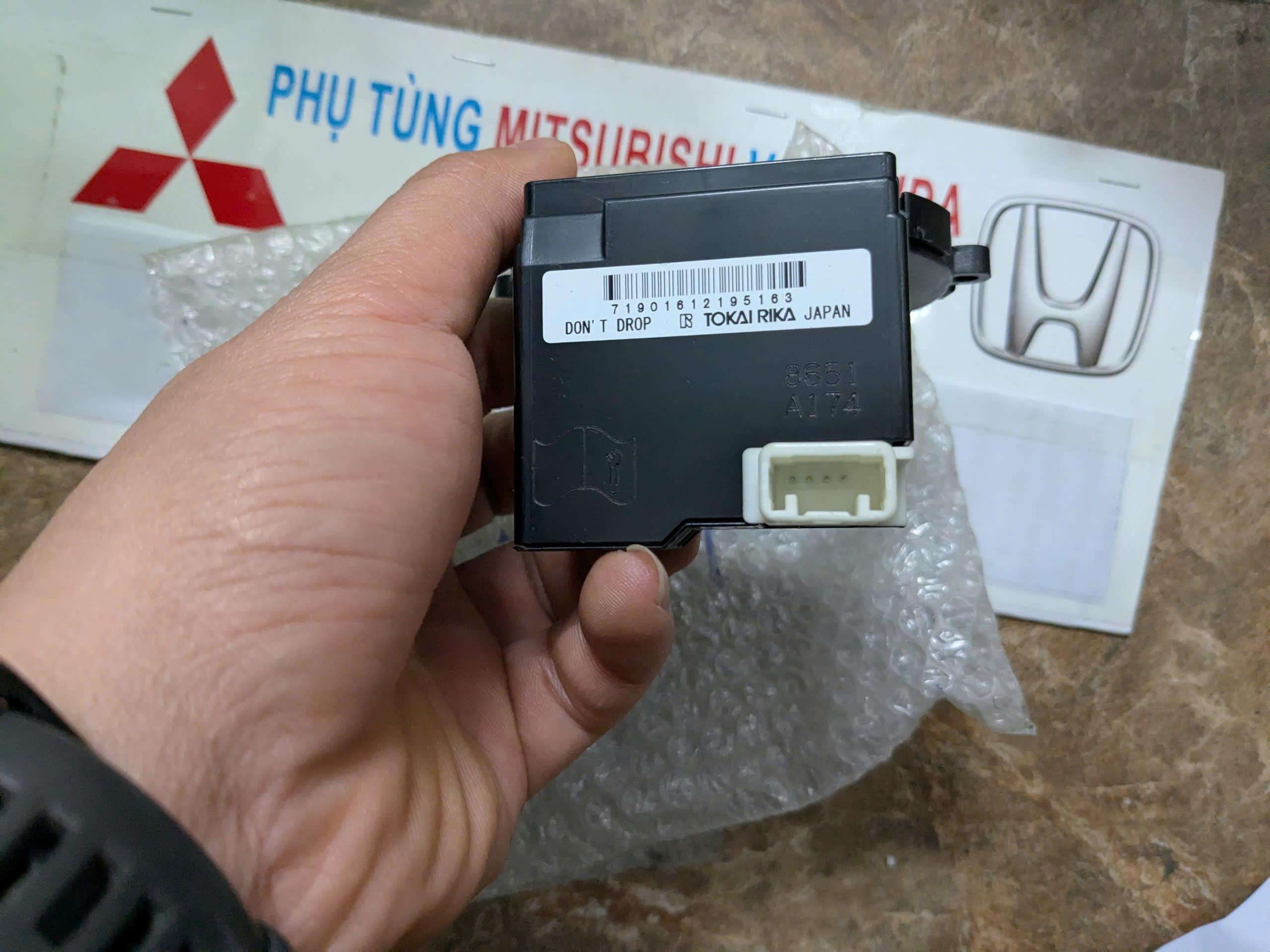 Cảm biến góc lái Mitsubishi Outlander  Xpander  Attrage , 2 mặt màu đen lõi đen dưới cáp còi, 5 GIẮC 8651A174 8651A115  chính hãng