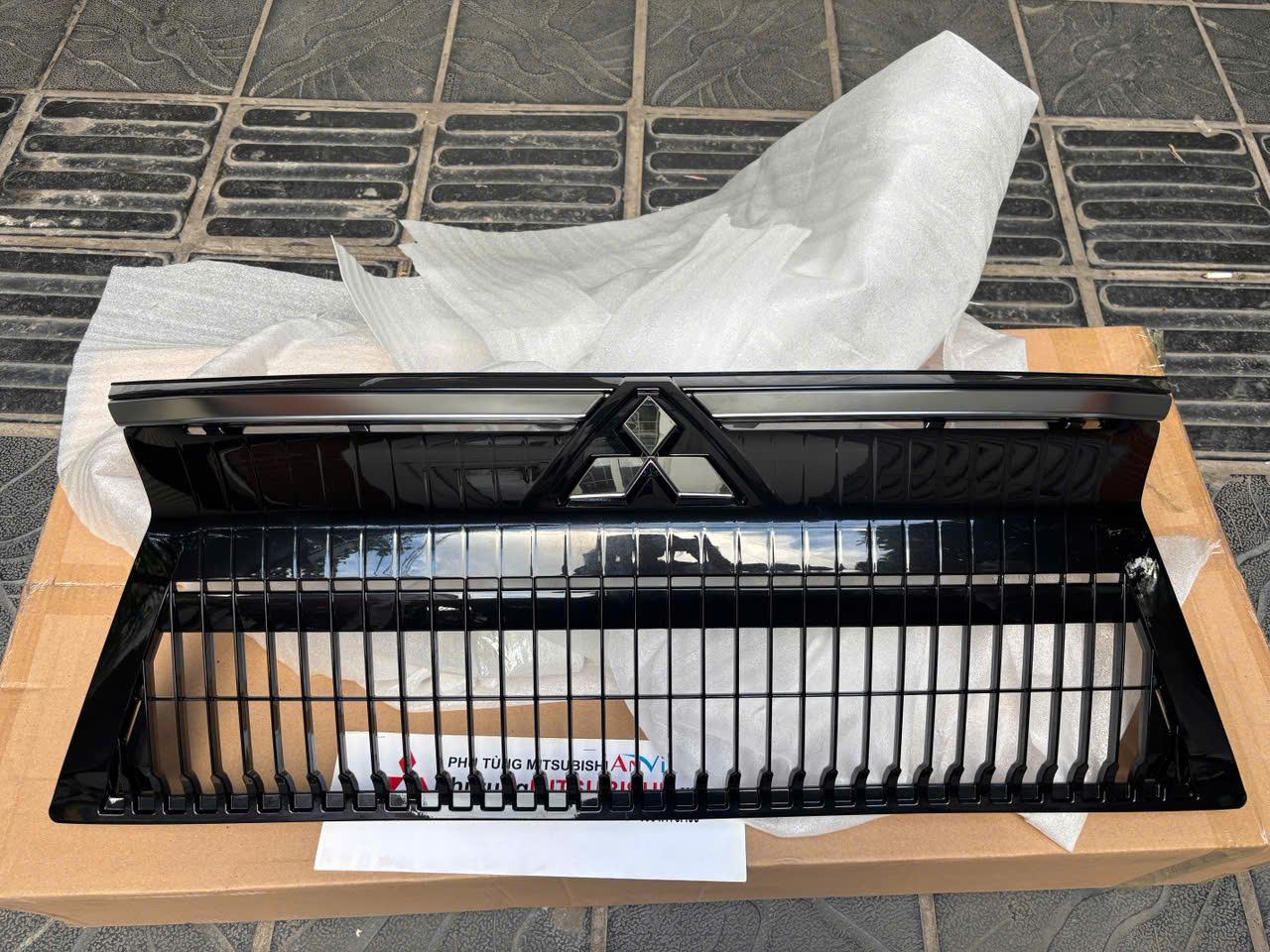 Mặt ca lăng Xe Mitsubishi Xpander 2025 2026, Mặt galăng Xpander 2025 2026 62310W240P 62310W250P 