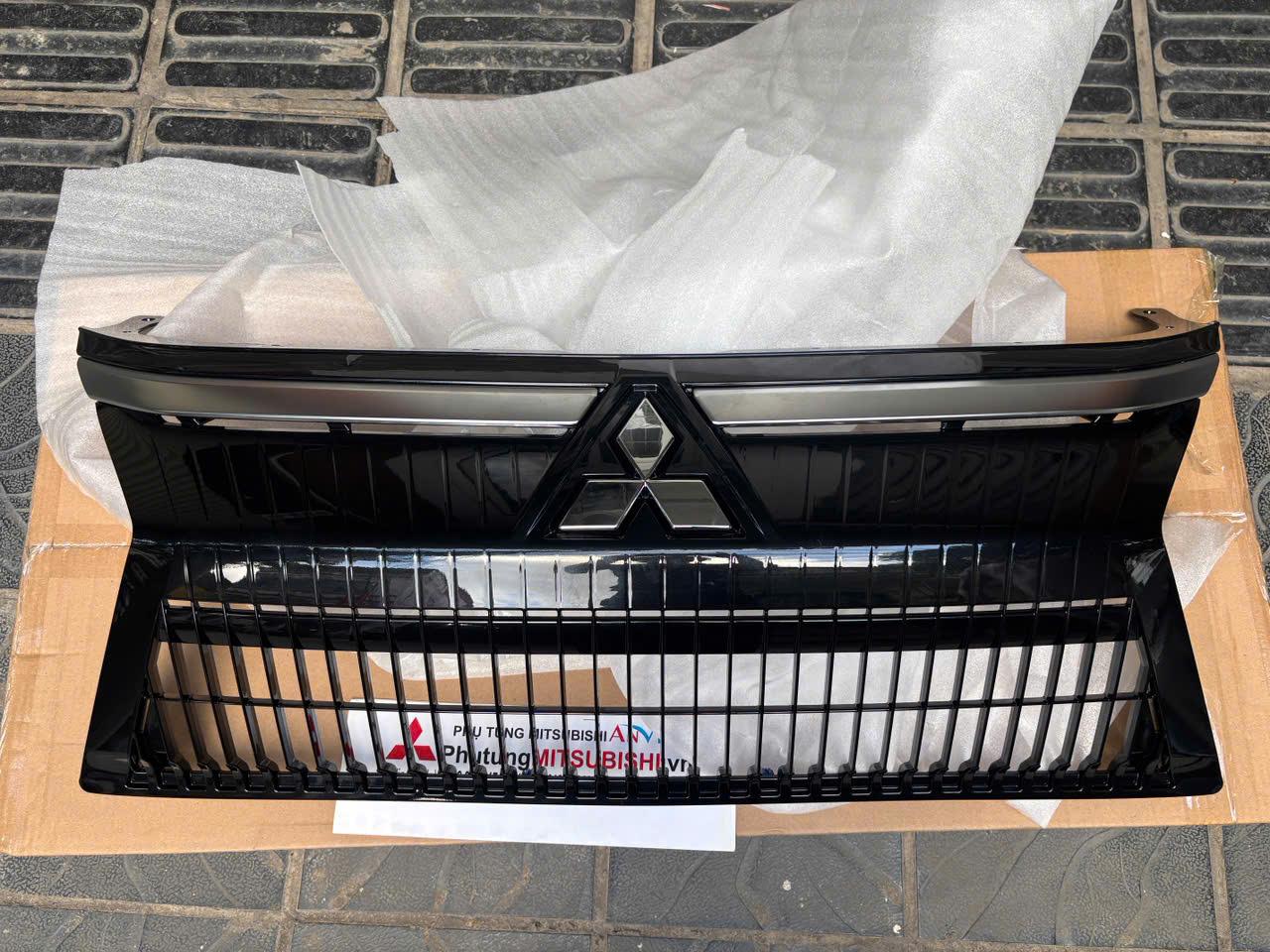 Mặt ca lăng Xe Mitsubishi Xpander 2025 2026, Mặt galăng Xpander 2025 2026 62310W240P 62310W250P 