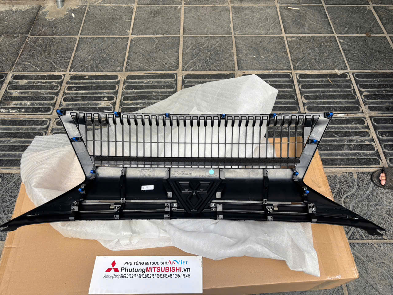 Mặt ca lăng Xe Mitsubishi Xpander 2025 2026, Mặt galăng Xpander 2025 2026 62310W240P 62310W250P 