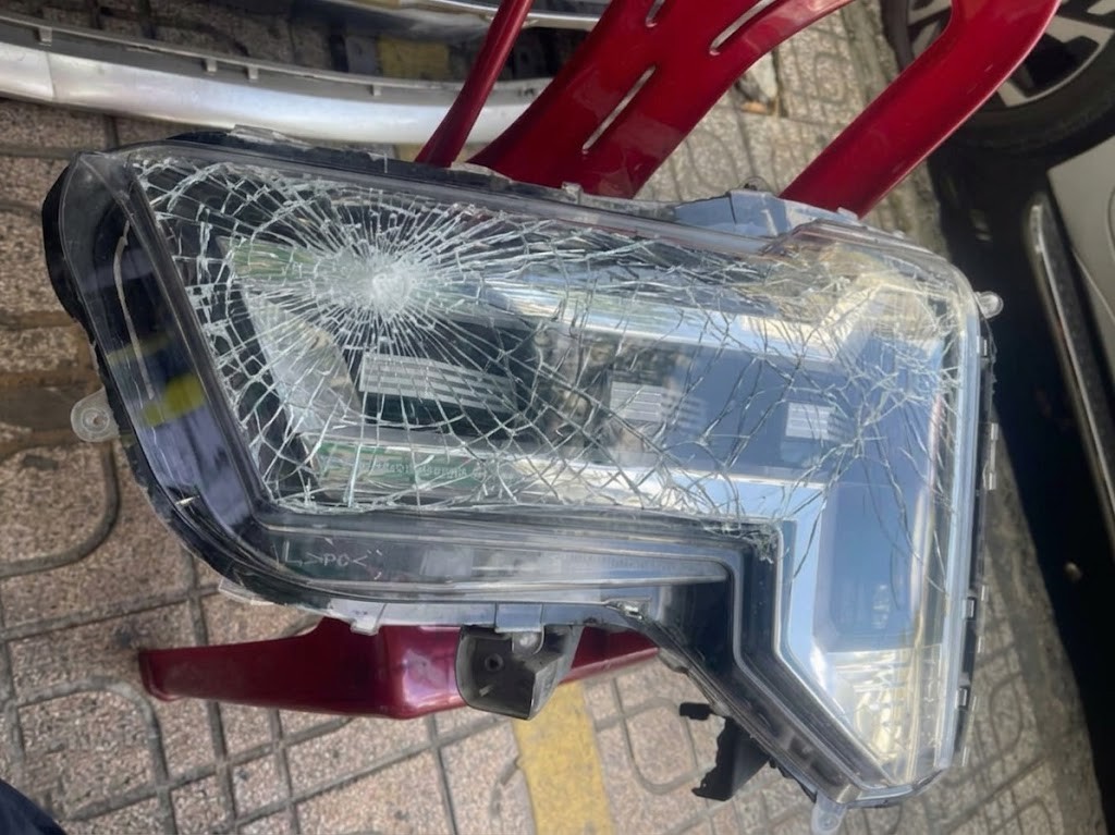 Những dấu hiệu cảnh b&aacute;o Mặt K&iacute;nh, Mặt Nhựa Đ&egrave;n Pha xe Mitsubishi Xpander v&agrave; Xpander Cross hư hỏng