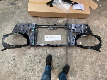 Cụm xương đầu xe xe Mitsubishi Pajero Sport