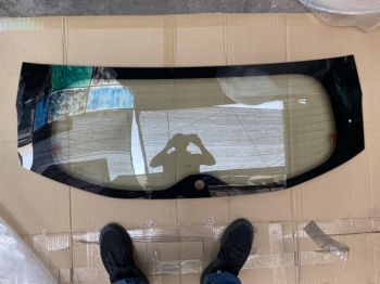 Kính chắn gió sau xe mitsubishi Xpander