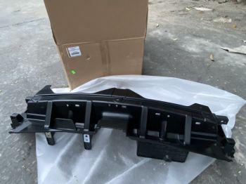 Nhựa đỡ cản trước phía dưới mặt ca lăng xe mitsubishi Xpander