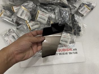 Nắp nhựa che móc kéo cứu hộ trên cản trước  má phanh xe Mitsubishi Xpander