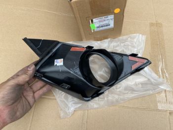 Ốp đèn gầm xe Mitsubishi Xpander vân các bon