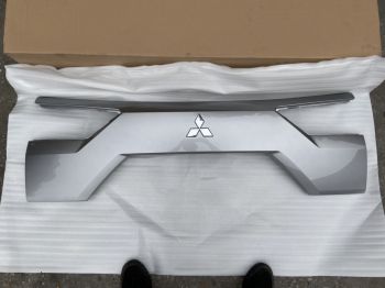 Ốp đèn soi biển số xe mitsubishi Xpander 2022-2023