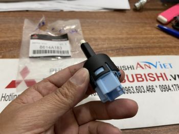 Công tắc bàn đạp chân phanh xe mitsubishi Mirage