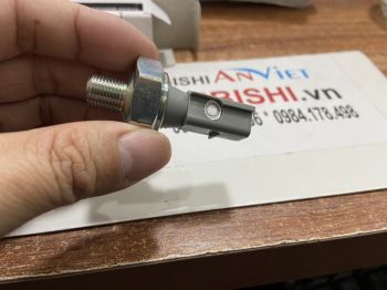Cảm biến báo áp suất dầu nhớt động cơ xe mitsubishi Zinger