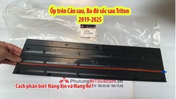 Ốp nhựa đen trên ba đờ sốc sau xe mitsubishi Triton 2019-2025