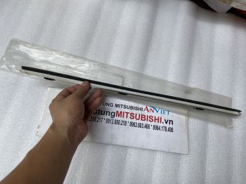 Nẹp chân kính trong xe mitsubishi Pajero V6-3000