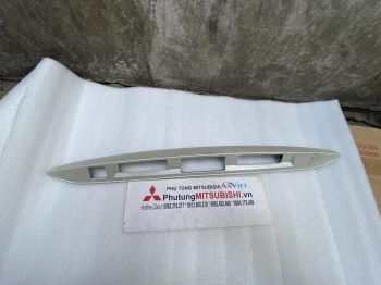 Ốp tay mở cốp xe mitsubishi Grandis