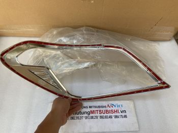 Ốp mạ trang trí đèn hậu, đèn lái sau xe Mitsubishi Attrage