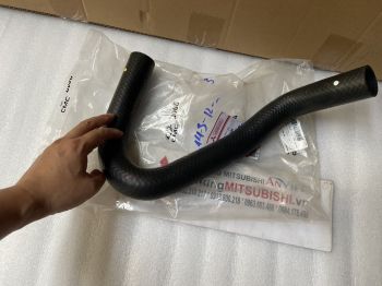 Ống cao su vào két nước phía dưới xe Mitsubishi Jolie