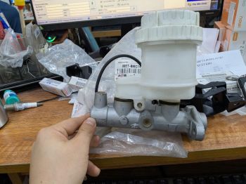 oem MR527469 xy lanh tổng phanh  Mitsubishi lancer gala 1.6 2004 heo thắng tổng