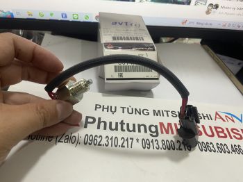 Công tắc báo lùi cảm biến báo lùi xe Mitsubishi Triton 2018-2025