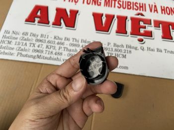 Nắp nút bịt tay cần gạt mưa xe Mitsubishi Xpander và Xpander Cross