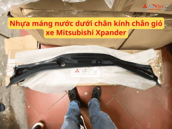 Nhựa máng nước dưới chân kính chắn gió xe Mitsubishi Xpander