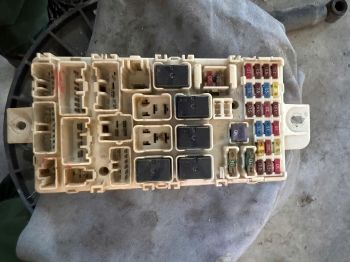 Hộp cầu chì trong táp lô Mitsubishi Zinger MN141329 