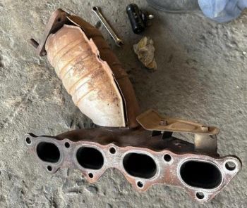 Ống cổ góp khí thải xả bầu bô xe Mitsubishi Zinger 2007-2012 1555A515