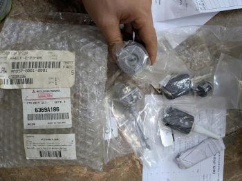 Bộ ổ khóa và chìa toàn xe - BAO GỒM 2 CHÌA KHIỂN TỪ XA 6370b906 KHÓA VÔ LĂNG ĐỀ lỗ KHÓA CỐP PHỤ KHÓA CỬA TRƯỚC LH Mitsubishi Triton, Attrage, Mirage, Pajero Sport