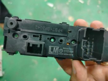 Công tắc lên xuống kính tổng cửa trước Lh xe Mitsubishi Attrage, Mirage