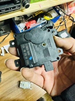 Mô tơ điều khiển chỉnh gió điều hòa trong táp lô  Mitsubishi Xpander  Mitsubishi Attrage  Mitsubishi Mirage  mô tơ điều hòa mình  ở chức năng  chỉnh chế độ chân -mặt  chỉnh nhiệt độ nóng lạnh lấy gió trong ngoài 113800-3490