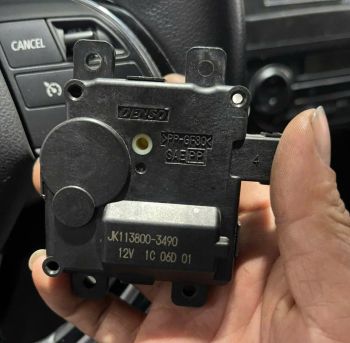 Mô tơ điều khiển chỉnh gió điều hòa trong táp lô xe Mitsubishi Xpander, Attrage và Mirage