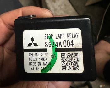 Rơ le điều khiển đèn phanh Mitsubishi Triton 2018-2022 hàng bãi