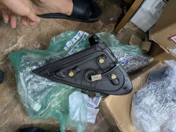 bãi chân gương xe  Mitsubishi Outlander bên vế trái và Phải Lh và rh