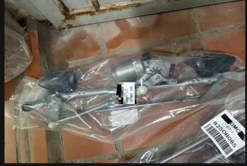 Cụm mô tơ và giằng gạt mưa trước kính lái xe Mitsubishi Outlander