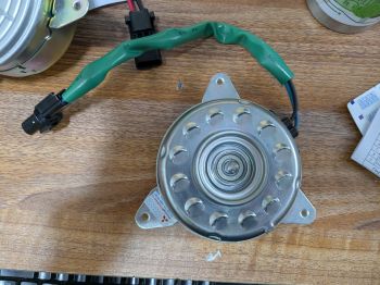 Mô tơ quạt két nước dàn nóng đầu xe Xe Mitsubishi Outlander 2018-2024 1355A262 1355A260 487B213B 487B212A 