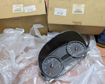 Cụm đồng hồ công tơ mét táp lô Mitsubishi Outlander