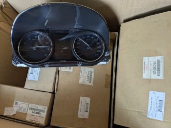 Cụm đồng hồ công tơ mét táp lô Mitsubishi Outlander