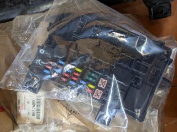 HỘP etacs liền hộp cầu chì trong táp lô Mitsubishi Outlander, Xpander