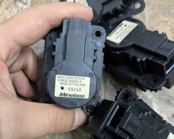 Mô tơ điều khiển chỉnh gió điều hòa trong táp lô Mitsubishi Outlander