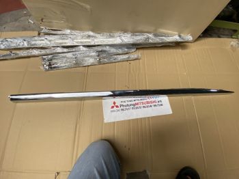 Ốp lườn, ốp sườn, ốp mạ chân cánh cửa phia sau xe Mitsubishi Outlander