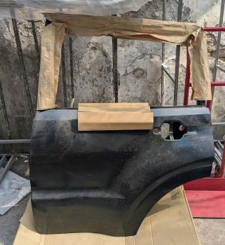 Cánh cửa sau xe Mitsubishi Pajero v93 Ngân hàng chính phủ