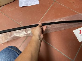 Nẹp chân kính chắn gió xe Mitsubishi Pajero V6-3000